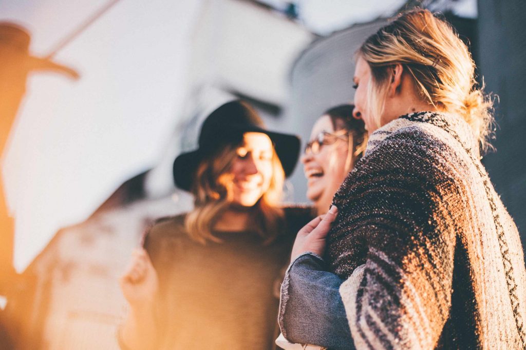 Frauen die gemeinsam lachen